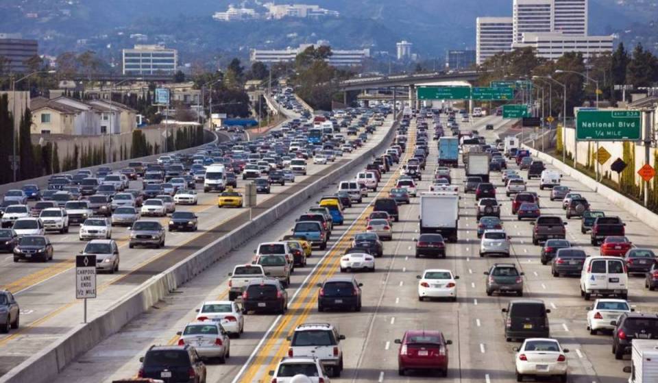 Mit einer durchschnittlichen Pendelzeit von 30 Minuten hat Los Angeles den Spitzenplatz für den schlimmsten Verkehr in Amerika erobert