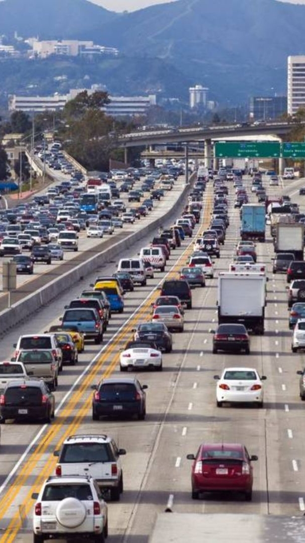 Mit einer durchschnittlichen Pendelzeit von 30 Minuten hat Los Angeles den Spitzenplatz für den schlimmsten Verkehr in Amerika erobert