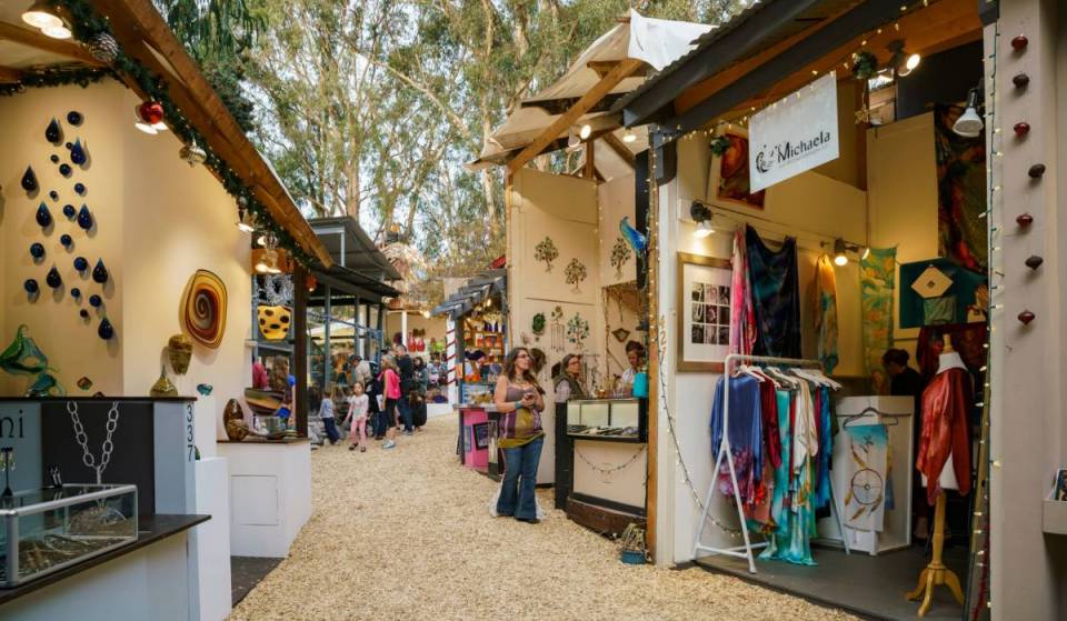 À 1 heure de L.A. : un canyon bordé d’eucalyptus se transforme dès vendredi en un immense village d’artistes pendant 10 semaines — avec des démonstrations de soufflage de verre en direct, 3 scènes musicales et des billets à 12,50 $