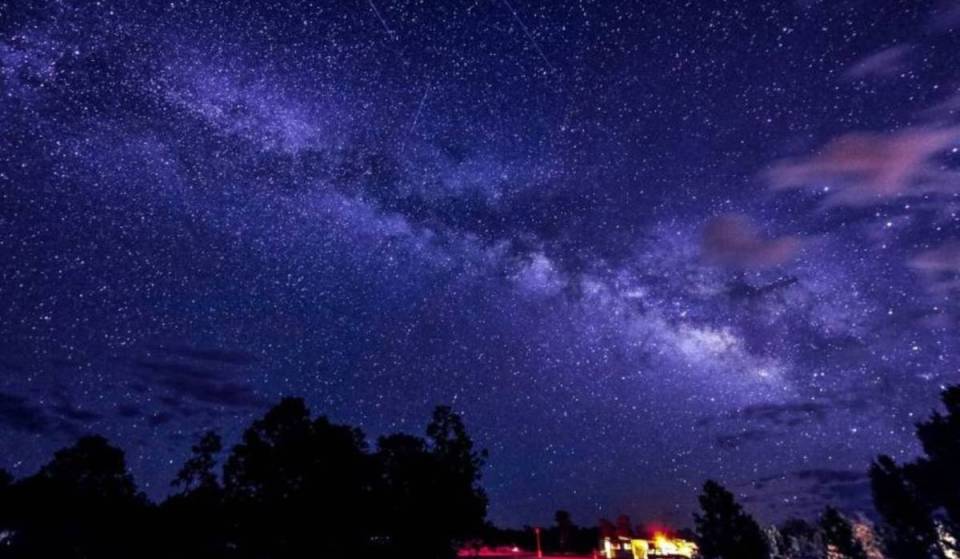 Saturn und Mars leuchten Seite an Seite am Morgenhimmel über Los Angeles – und du brauchst kein Teleskop