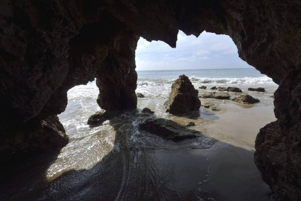 Une grotte marine à Robert H Meyer Memorial State Beach