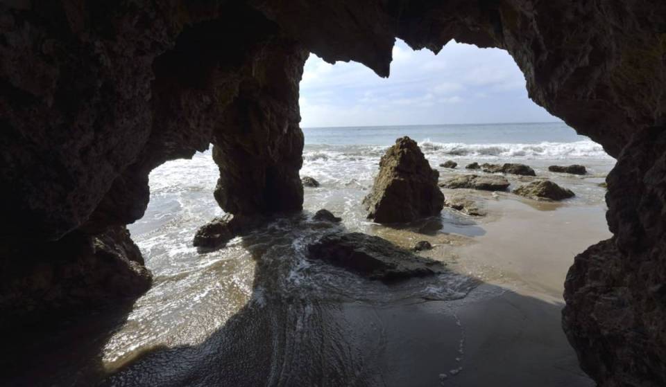 À 1 heure de L.A. : ce trio de petites plages cache des grottes marines, des bassins de marée et des arches rocheuses au pied de falaises vertigineuses de 150 pieds