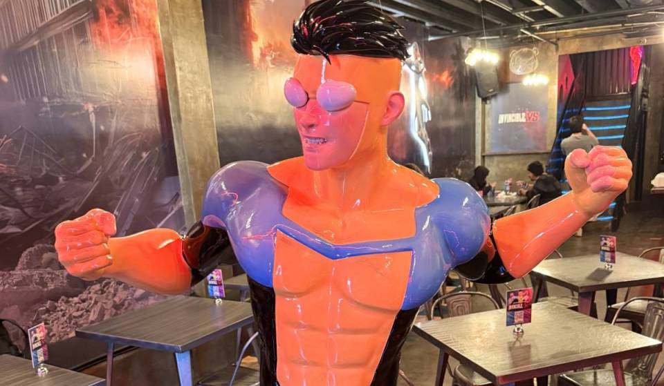 Ein immersives „Invincible“-Pop-up ist gerade in Los Angeles gelandet – komplett mit einer lebensgroßen Mark-Grayson-Statue, Arcade-Spielabenden und themenbezogenem Boba