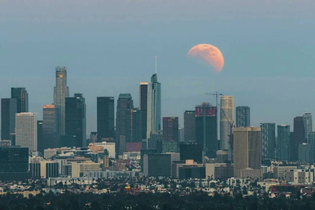 Der spektakulärste Vollmond der Saison erreicht L.A. nächste Woche – schau dir den „Erdbeermond“ direkt nach Sonnenuntergang an