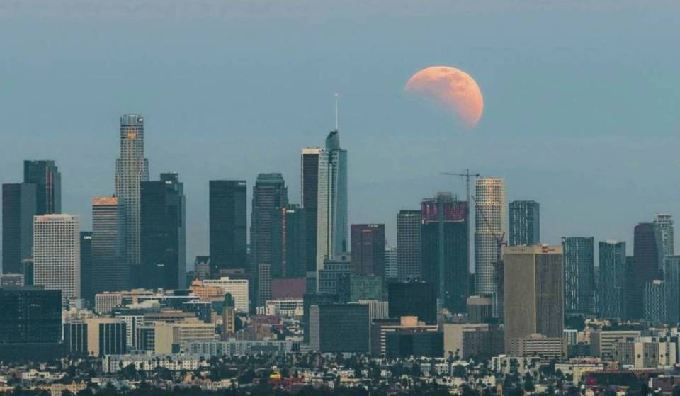 Der spektakulärste Vollmond der Saison erreicht L.A. nächste Woche – schau dir den „Erdbeermond“ direkt nach Sonnenuntergang an