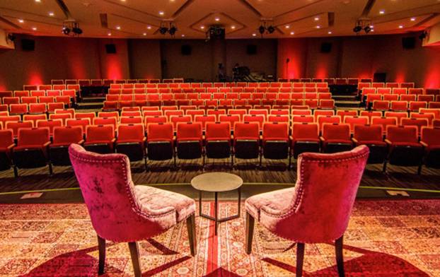 Le Clive Davis Theater avec ses fauteuils en velours rouge.