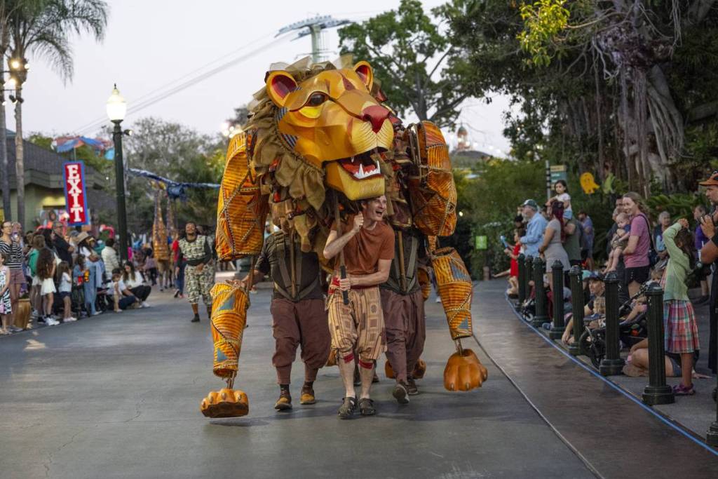 Una marioneta de león en el zoológico de San Diego