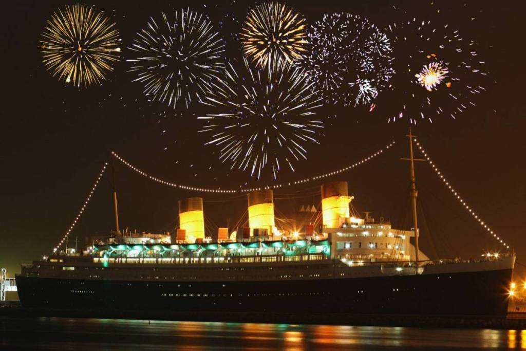 Fuegos artificiales sobre el Queen Mary en Long Beach