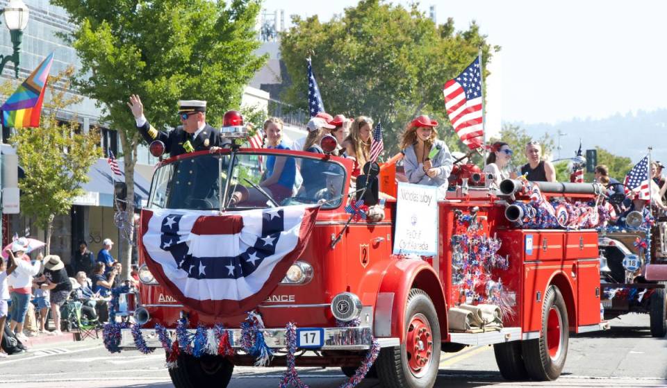Cette ville californienne accueille le plus long défilé du 4 juillet du pays — s&rsquo;étendant sur 3,3 miles et réunissant plus de 150 participants