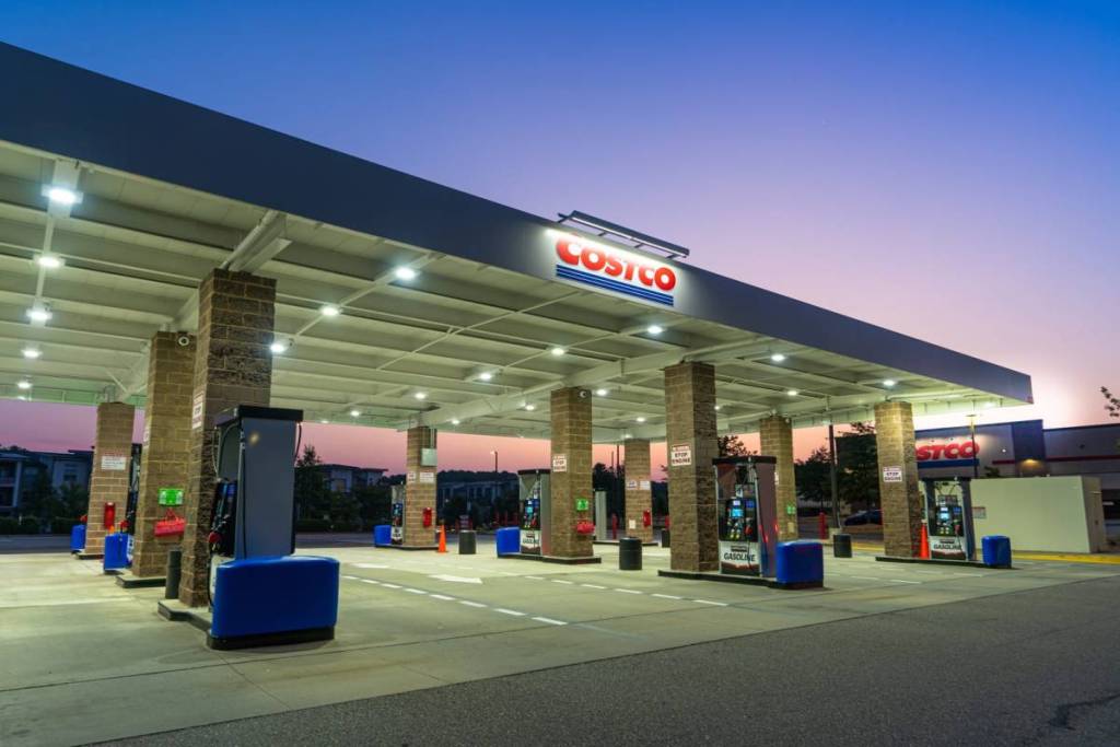 Une station-service Costco au crépuscule en Caroline du Nord.