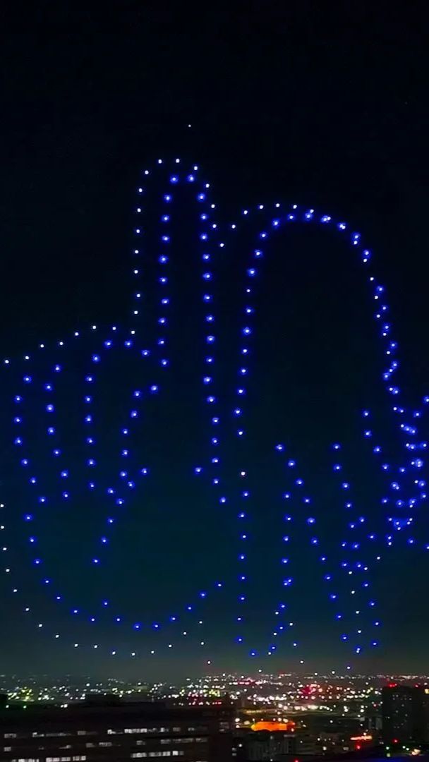 Los Ángeles acoge el mayor espectáculo de drones del 4 de julio de California, con 700 aparatos, acompañado de una selección musical a cargo del DJ local Anthony Valdez