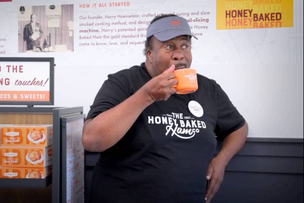Leslie David Baker, la estrella de «The Office», va a abrir un nuevo local de Honey Baked Ham en Sherman Oaks