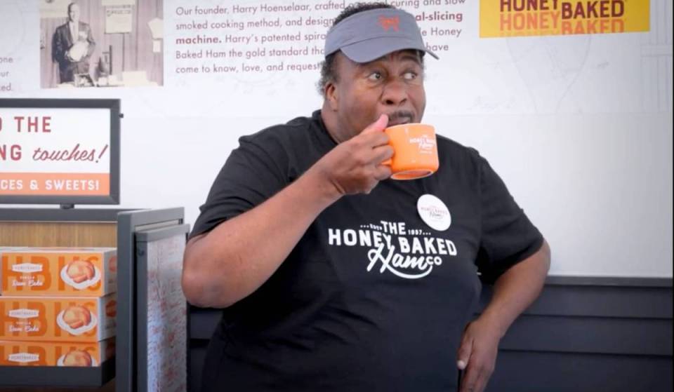Leslie David Baker, la star de « The Office », ouvre un nouveau magasin Honey Baked Ham à Sherman Oaks
