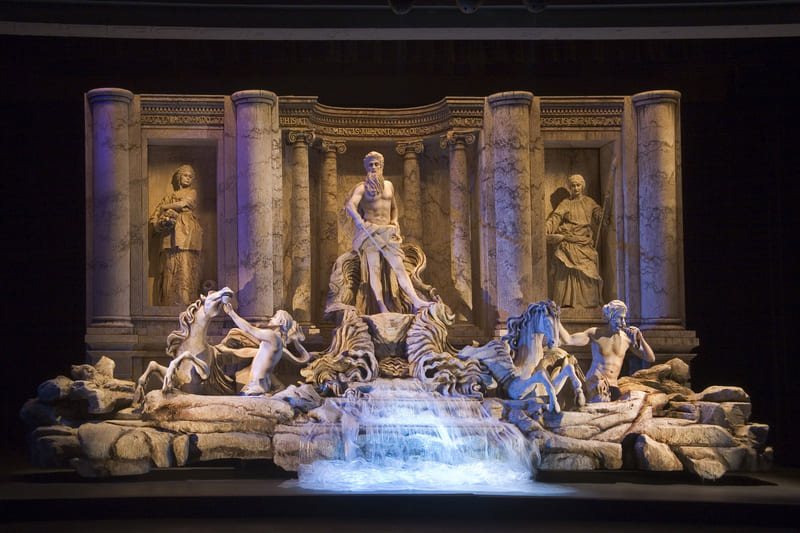 Artistas representando la Fuente de Trevi
