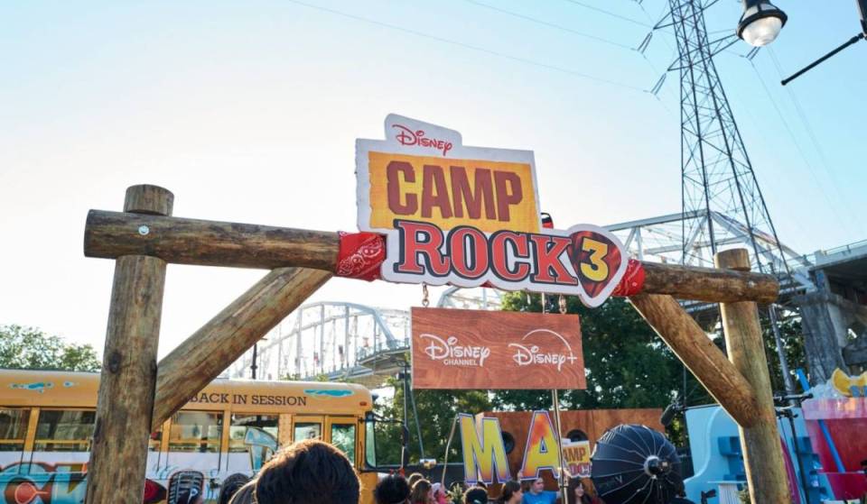 Disney organise en août à Los Angeles une visite guidée gratuite et immersive en bus sur le thème de « Camp Rock 3 », avec un stand de casquettes personnalisées et des séances photos nostalgiques