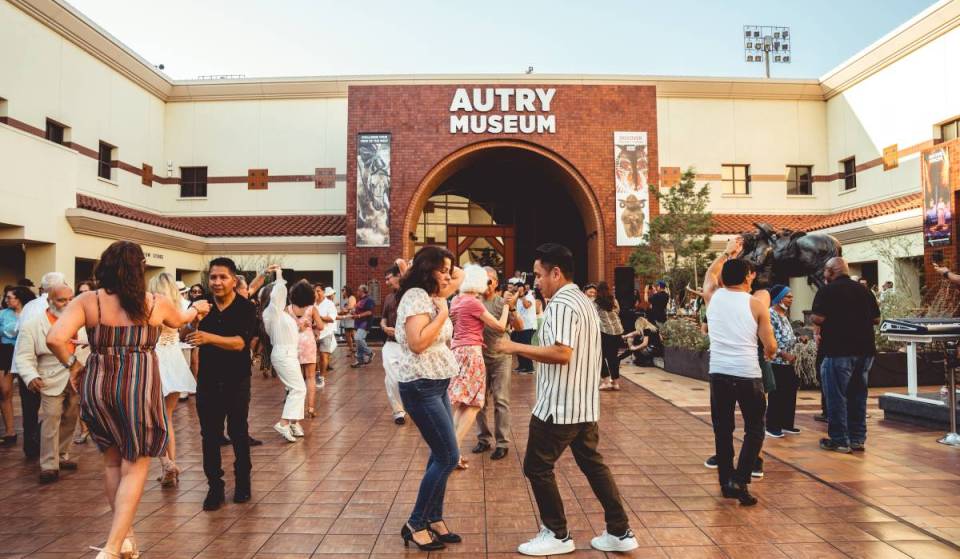 Situé au cœur de l’immense Griffith Park de Los Angeles, qui s’étend sur 4 310 acres, ce musée historique consacré à l’Ouest américain organise sa légendaire série estivale de salsa à partir de ce mois-ci