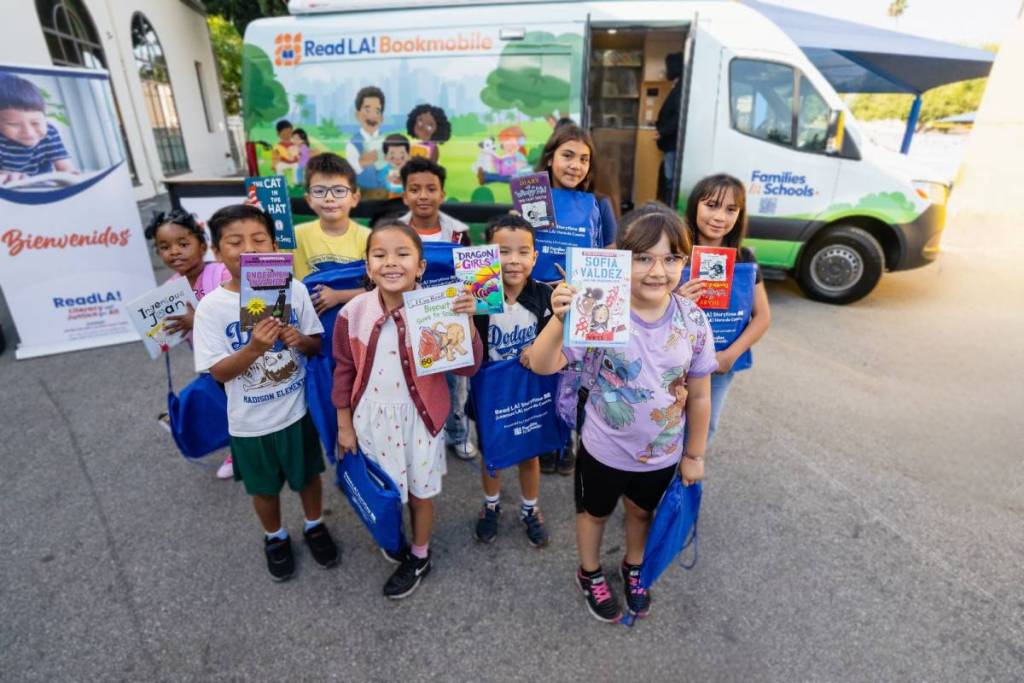 ¿Por qué un antiguo vehículo de socorro para incendios forestales recorre ahora las comunidades del condado de Los Ángeles para repartir libros gratis a las familias este verano?