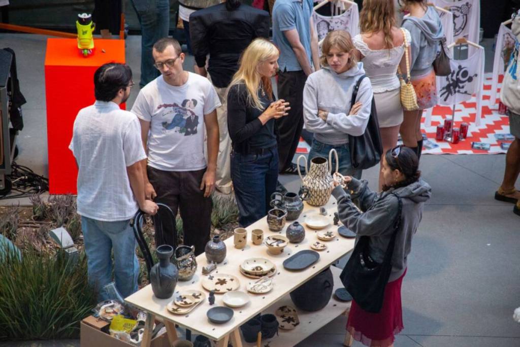 Dieser kostenlose jährliche Kunstmarkt kehrt diesen Samstag mit lokalen Künstlern, Tattoos, Getränken und vielem mehr nach Hollywood zurück