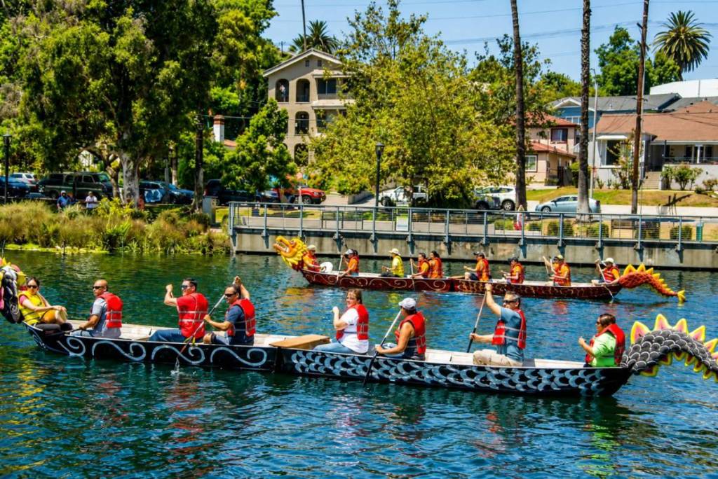 L.A.s 45. jährliches Lotus-Festival kehrt dieses Wochenende zum Echo Park Lake zurück – mit Drachenbootrennen, Essen und freiem Eintritt
