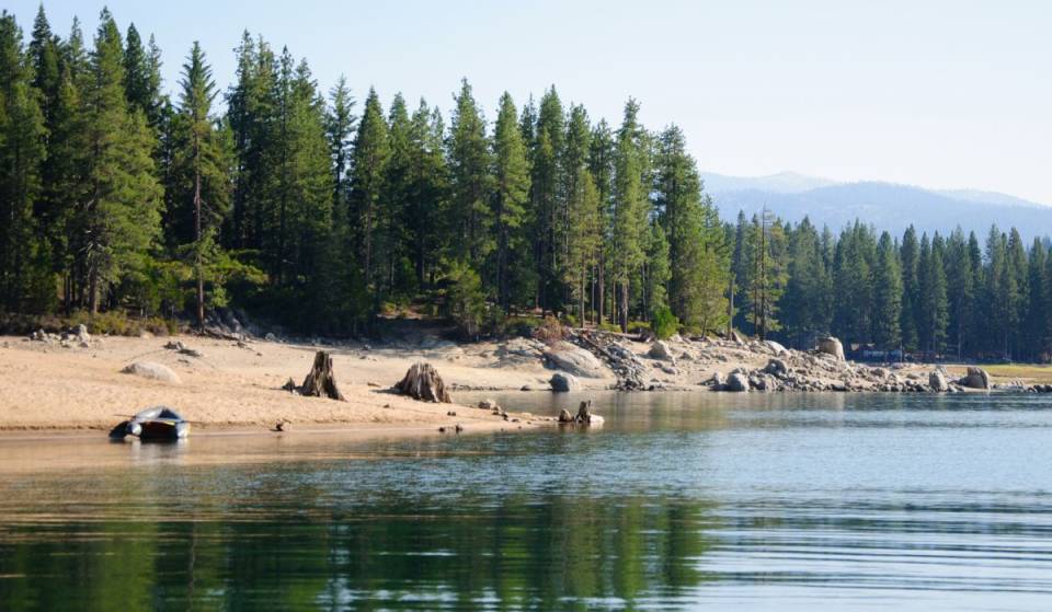 Après des mois de fermeture, près de 100 emplacements de camping rouvrent enfin dans la Sierra Nevada — notamment des sites pittoresques près de Bass Lake et de Shaver Lake 