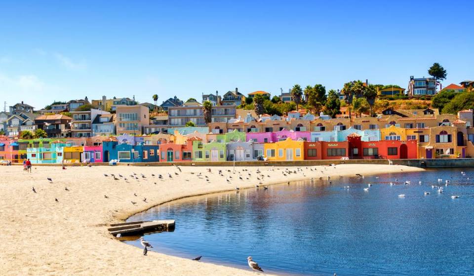 Oublie l’avion pour l’Italie : la « petite Riviera italienne » de Californie est la plus ancienne station balnéaire de la côte ouest — avec son ambiance méditerranéenne, ses maisons de ville aux couleurs pastel et son village figé dans le temps