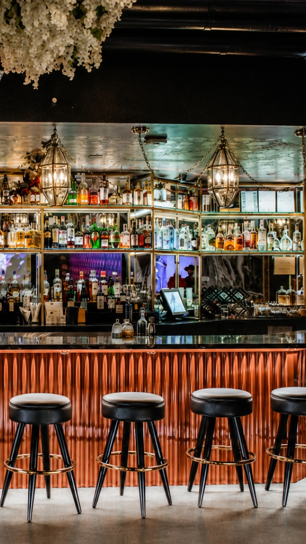 Ce bar clandestin caché de Chinatown organise une soirée R&amp;B gratuite — et tu y entres par la porte d’un frigo