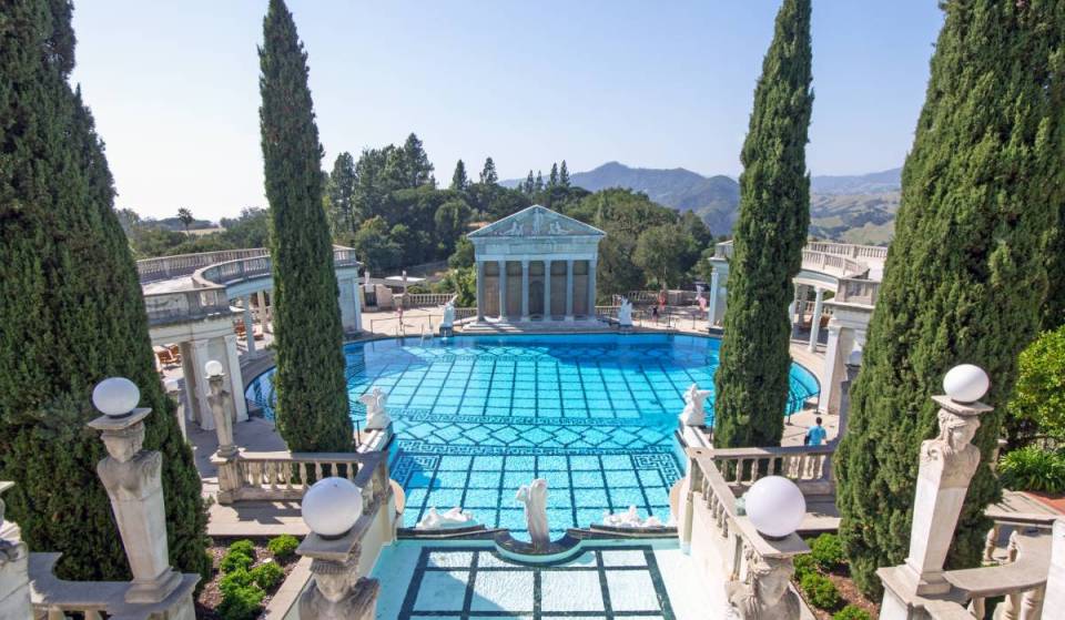 Pas besoin d’aller en Europe : l’immense « château méditerranéen » de Californie s’étend sur 127 acres de piscines romaines, de statues grecques et de tours espagnoles