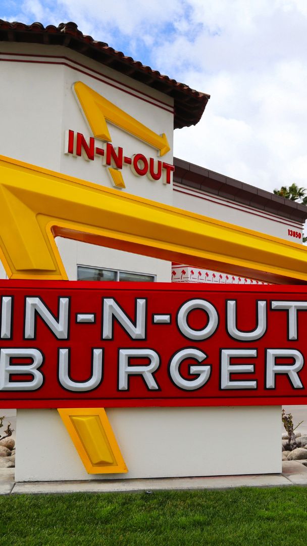 Cette ville du comté de Los Angeles envisage d’interdire définitivement les nouveaux restaurants avec service au volant — alors qu’In-N-Out propose un établissement de près de 4 000 pieds carrés