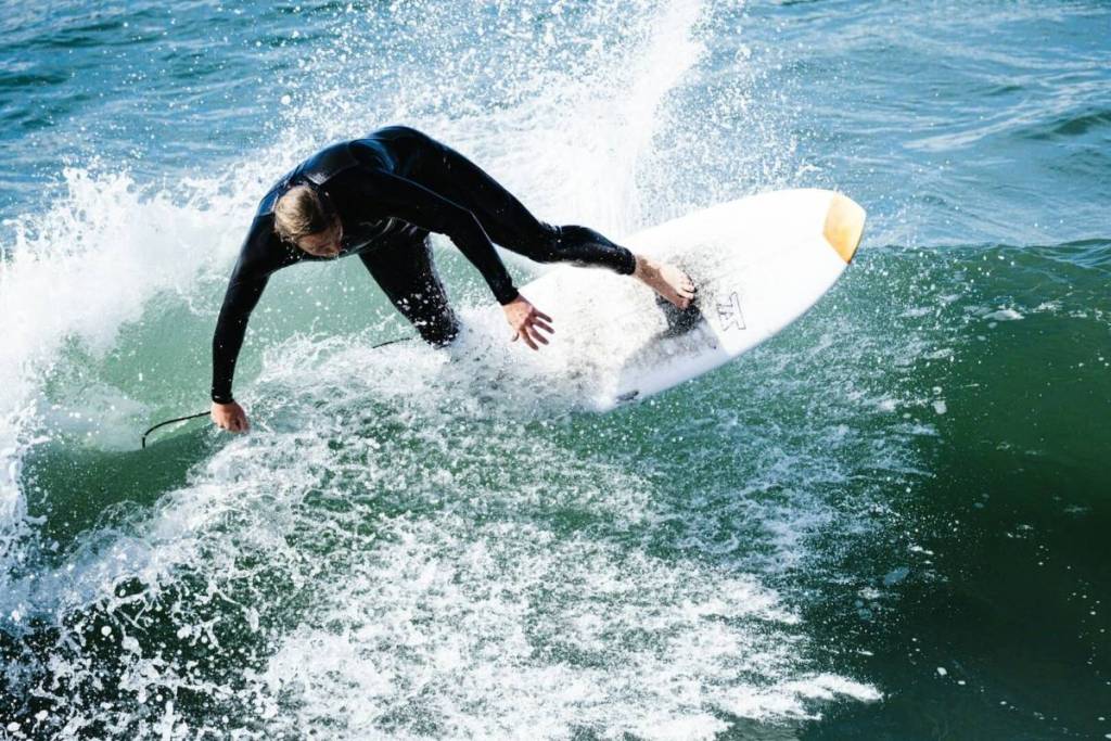 Ein Surfer am Huntington Beach
