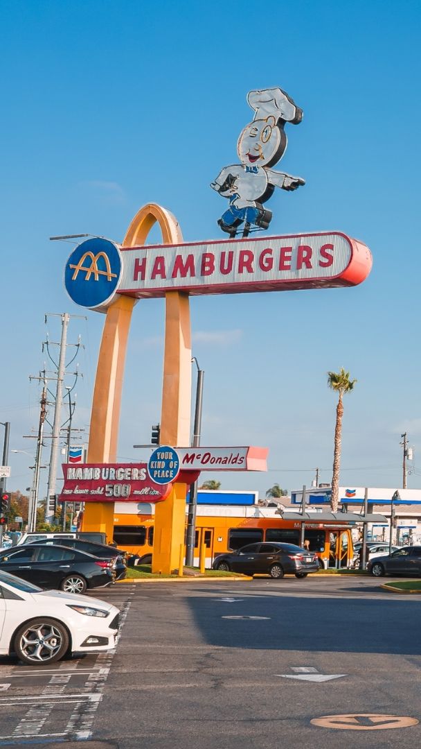 El McDonald’s más antiguo del mundo que sigue en funcionamiento está escondido en un barrio residencial de Los Ángeles, con sus arcos de neón al estilo Googie y la mascota original, Speedee.