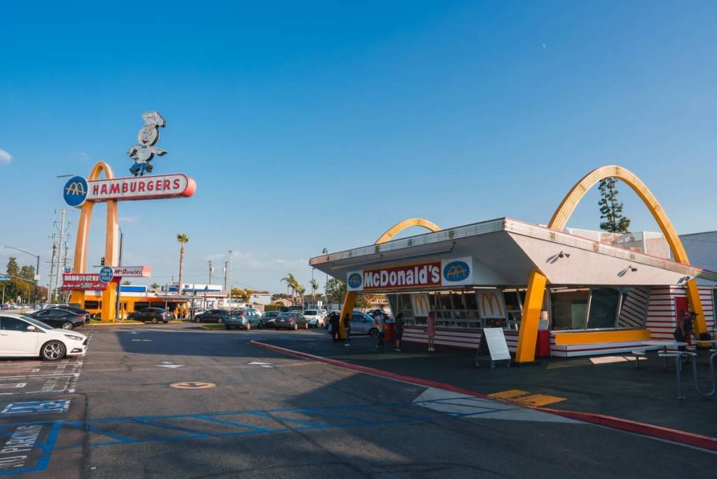 Panneau routier rétro et architecture du plus ancien McDonald's du monde
