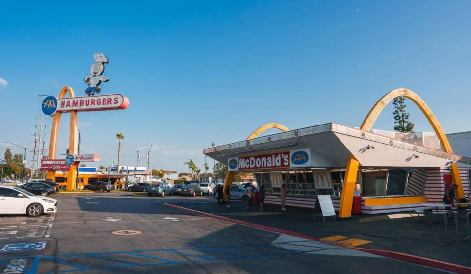 Das älteste noch in Betrieb befindliche McDonald’s der Welt liegt versteckt in einem Vorort von L.A. – komplett mit Neonbögen im Googie-Stil und dem ursprünglichen Maskottchen Speedee