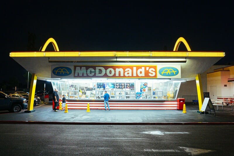 Le McDonald's de Downey illuminé la nuit.
