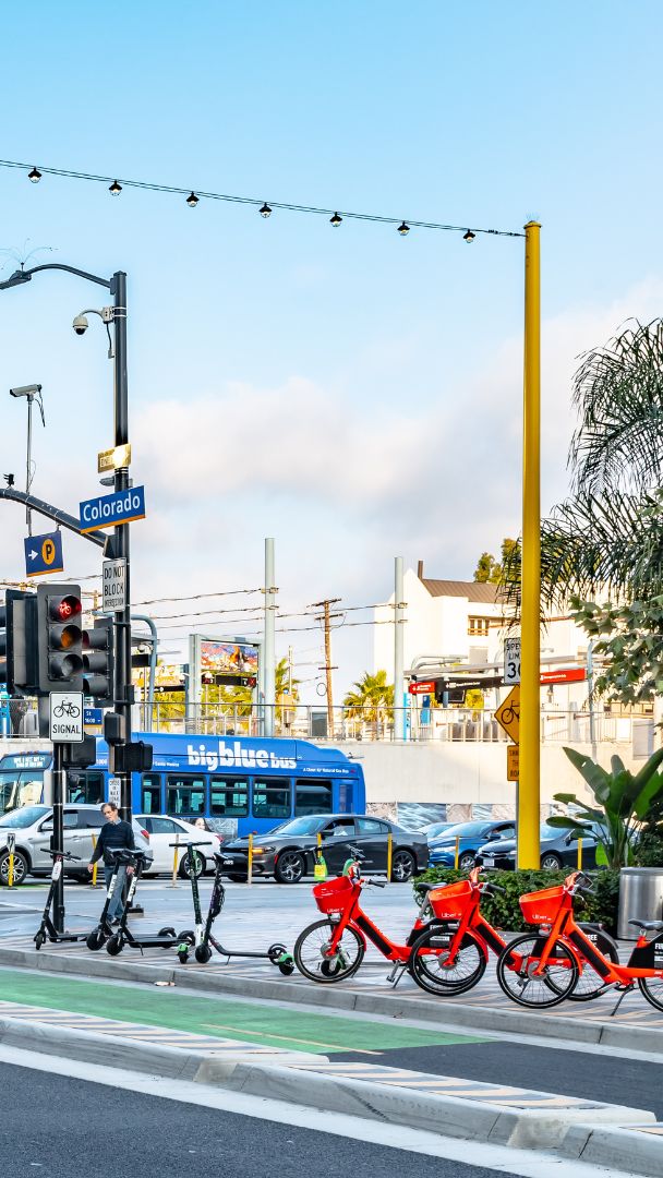 Esta ciudad del condado de Los Ángeles acaba de convertirse en la primera de California en usar IA para vigilar los carriles bici: las multas empiezan en 93 dólares