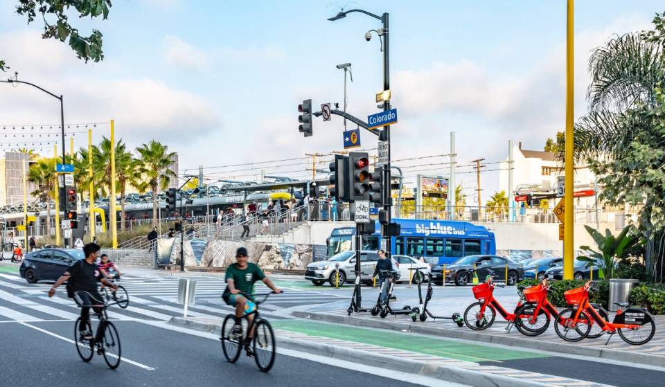 Cette ville du comté de Los Angeles vient de devenir la première de Californie à utiliser l’IA pour surveiller les pistes cyclables — les amendes commencent à 93 $