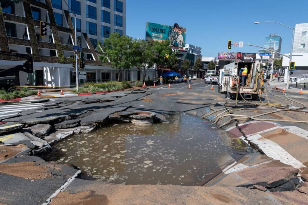 Fermeture de Sunset Boulevard : le LADWP indique qu’il n’y a toujours pas de date prévue pour la réouverture du tronçon de West Hollywood après l’inondation de 17 millions de gallons