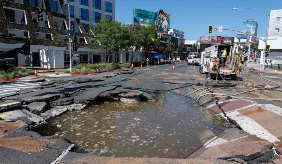 Cierre de Sunset Boulevard: el LADWP dice que todavía no hay fecha prevista para reabrir el tramo de West Hollywood tras la inundación de 17 millones de galones