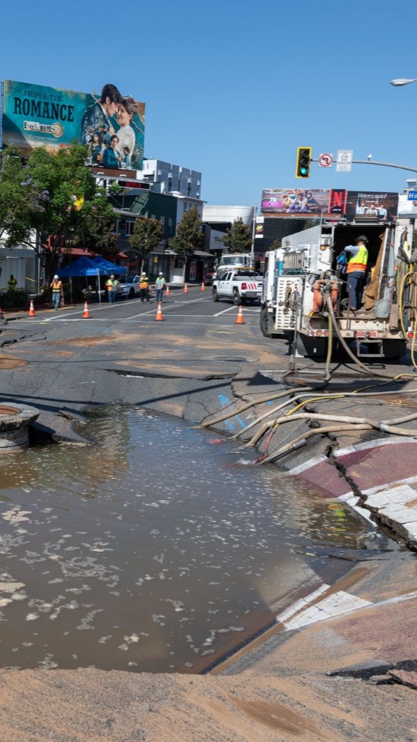 Cierre de Sunset Boulevard: el LADWP dice que todavía no hay fecha prevista para reabrir el tramo de West Hollywood tras la inundación de 17 millones de galones