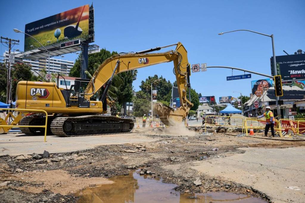 Ocho días después de que una tubería de 110 años inundara West Hollywood, se reabre Sunset Boulevard entre Sherbourne y San Vicente