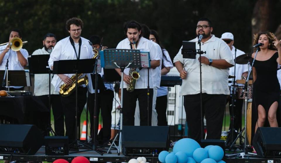 Olvídate de los costosos conciertos en estadios: este verano, 108 conciertos al aire libre gratuitos tomarán 27 parques del condado de Los Ángeles