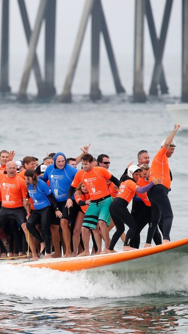 Après 35 ans, l’International Surfing Museum de Californie rouvre enfin ses portes dans un espace de 8 800 pieds carrés — où tu pourras découvrir la plus grande planche de surf du monde, conçue pour accueillir 66 personnes