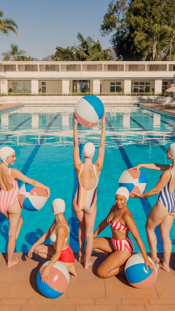 Un spectacle de natation synchronisée d’inspiration vintage, mettant en scène d’anciennes olympiennes, revient sur la piscine sur le toit de DTLA en août