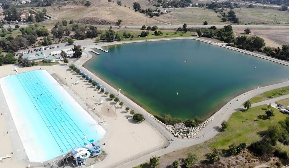 À seulement 30 minutes de L.A. et pour moins de 5 $, les Angelenos peuvent échapper à la chaleur dans la plus grande piscine des États-Unis — une oasis urbaine de 1,5 acre conçue pour accueillir 3 000 nageurs