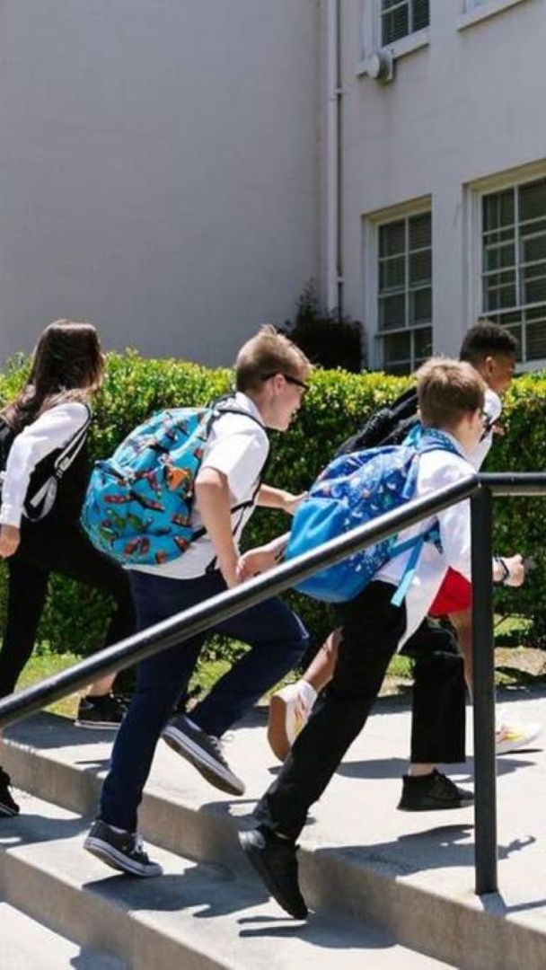 So bekommst du im August 2026 im Rose Bowl Stadium kostenlose Rucksäcke und Schulmaterial für Schüler aus der Region