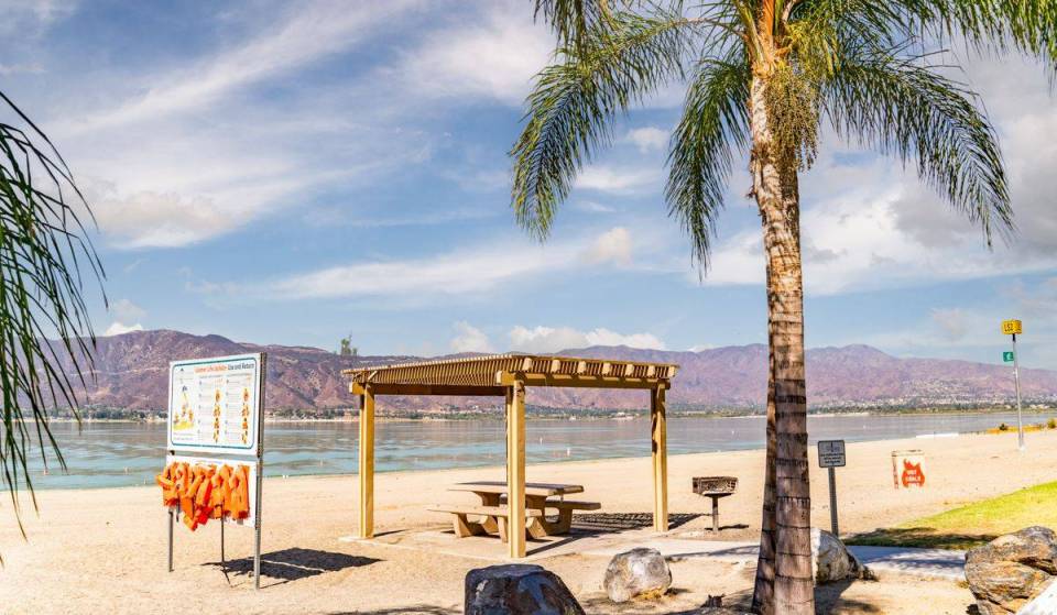 À 1 heure de L.A. : cette plage au bord du plus grand lac naturel de Californie du Sud offre une vue sur les montagnes, des foyers et l’entrée est gratuite