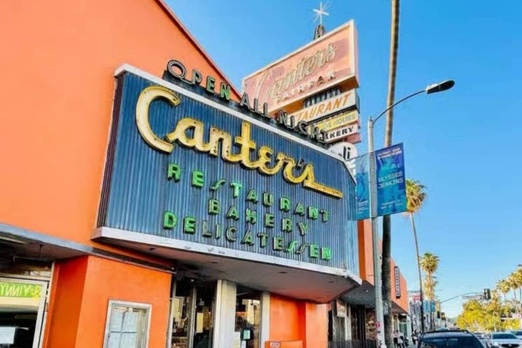 Canter’s Deli wird 95 und feiert das, indem es seine berühmten heißen Pastrami-Sandwiches nur für einen Abend für gerade mal 95 Cent anbietet