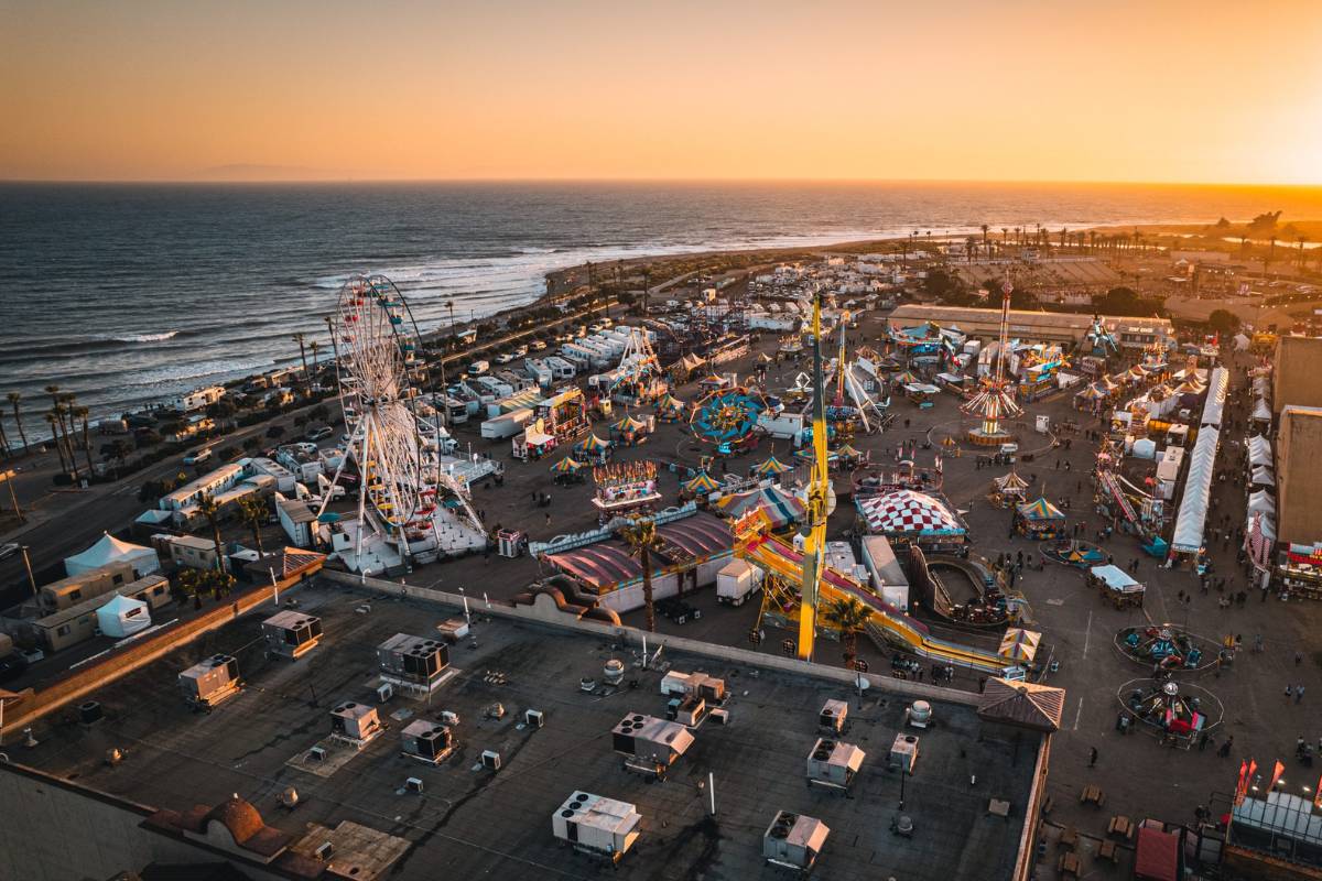 Eine der größten Sommermessen Kaliforniens kehrt diese Woche in der Nähe von L.A. zurück – mit einem Riesenrad direkt am Wasser, kostenlosen Konzerten und neuen Messespezialitäten