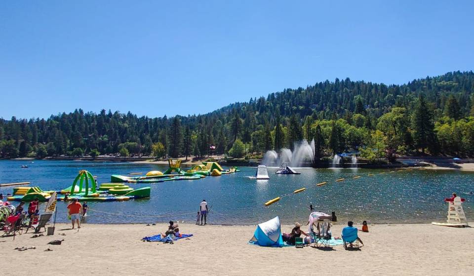 À seulement une heure et demie de L.A., ce lac alpin propose une immense plage, un toboggan aquatique de 300 pieds et un parc aquatique flottant, le tout pour 32 $