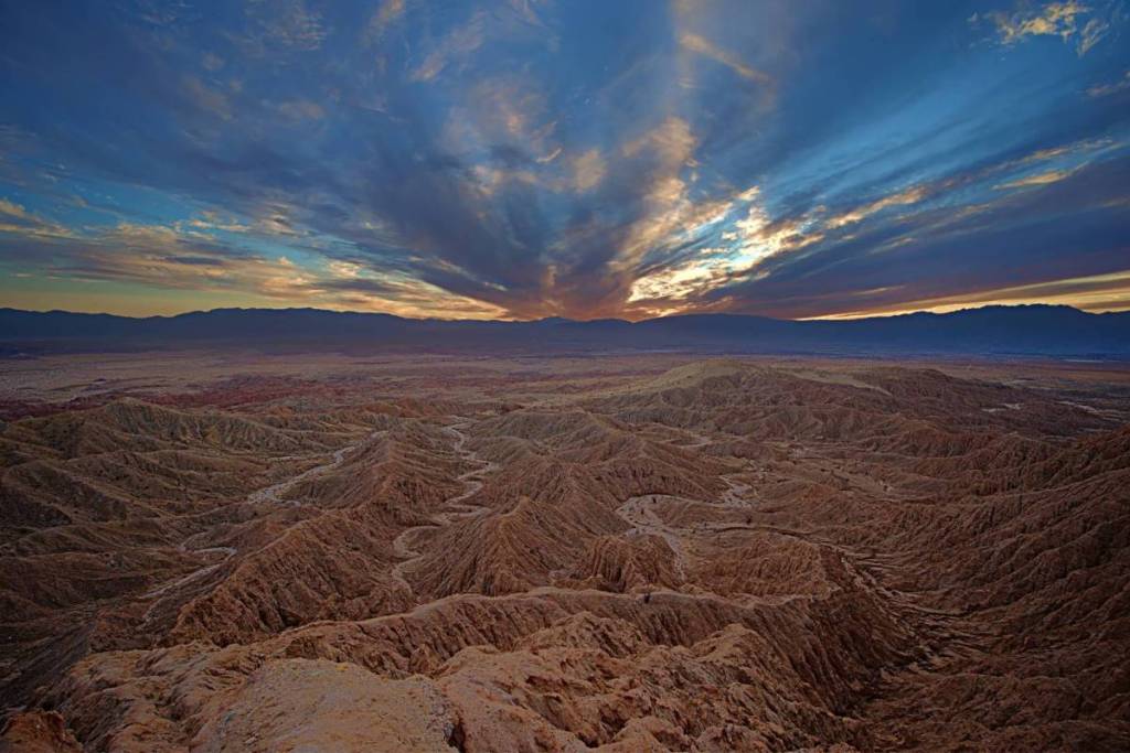 Coucher de soleil sur un paysage crêté à Font’s Point, en Californie.