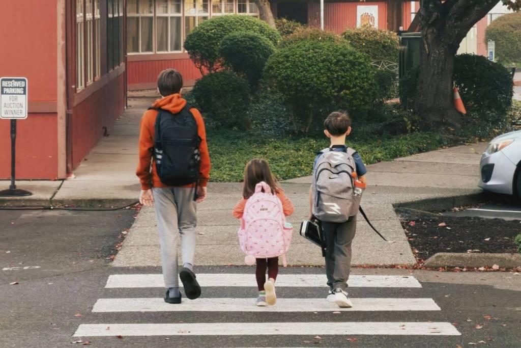Kostenlose Rucksäcke, Gesundheitsuntersuchungen und Fahrrad-Rodeos: Wo Familien in Los Angeles im Juli und August im gesamten LA County kostenlose Schulmaterialien ergattern können